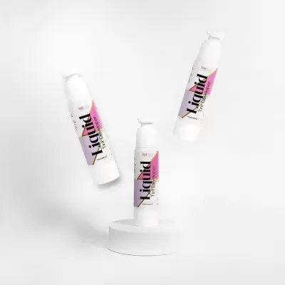 Três tubos de creme branco com rótulos rosa e preto sobre fundo branco e base circular