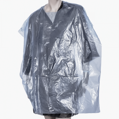 Pessoa vestindo capa plástica translúcida azul clara brilhante.