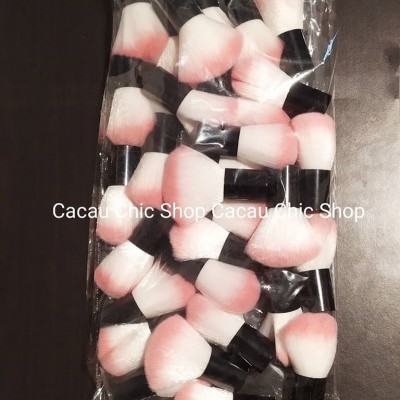 Conjunto de pincéis de maquilhagem rosa e branco com cabos pretos em embalagem plástica