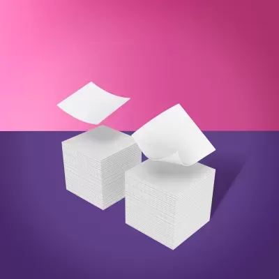 Pilhas de folhas brancas quadradas com fundo rosa e roxo