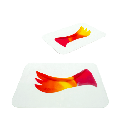Peças coloridas de silicone em tons de vermelho, laranja e amarelo sobre fundo branco
