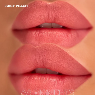 Lábios com batom pêssego rosado mate e texto JUICY PEACH