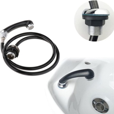 Torneira preta com tubo flexível e lavatório branco