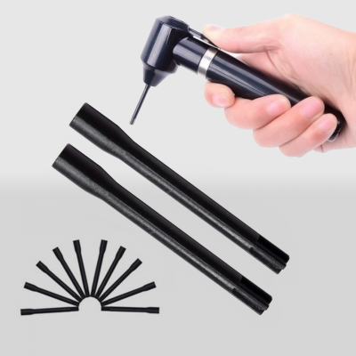 Bomba de ar manual preta com extensões e palhetas sobre fundo cinza