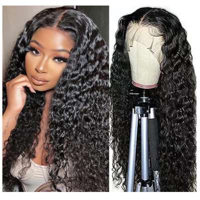 Mulher com cabelo longo ondulado e peruca negra longa ondulada numa cabeça de manequim.