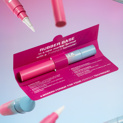 Marcadores de caneta rosa e azul com embalagem cor-de-rosa com texto RUBBER BASE Luna