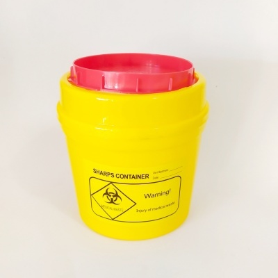 Recipiente plástico amarelo para descarte de agulhas com tampa vermelha e símbolo de risco biológico