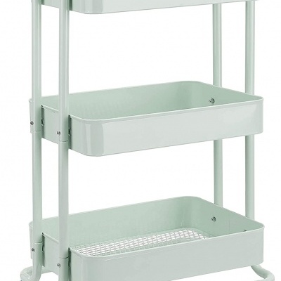 Carrinho de armazenamento metálico verde claro com três prateleiras e rodas.