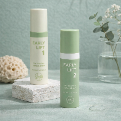 Frascos de produtos para pestanas e sobrancelhas com rótulos Early Lift 1 e 2 em fundo verde claro