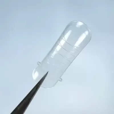 Pipeta plástica transparente segurada por pinça metálica