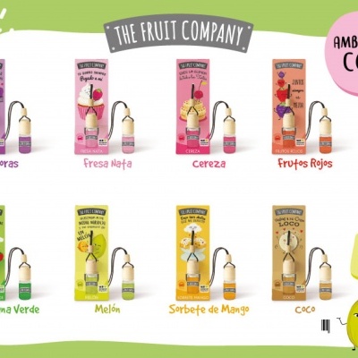 Ambientadores para carro THE FRUIT COMPANY em várias fragrâncias frutadas, embalagens coloridas e texto visível.