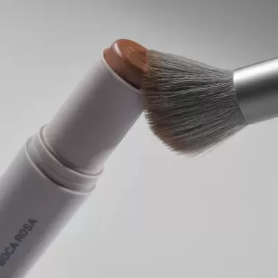 Stick de maquilhagem cor bege claro com pincel de cerdas macias