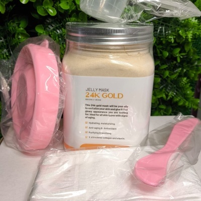 Máscara facial 24K GOLD com acessórios rosa e bandeja branca na caixa da loja online CACAU CHIC SHOP
