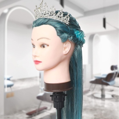 Cabeça de manequim com cabelo azul e coroa prateada num salão de cabeleireiro