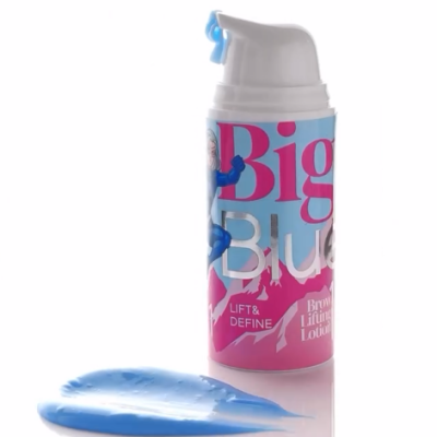 Frasco de cosmético Big Blue com texto e produto azul espalhado em fundo branco