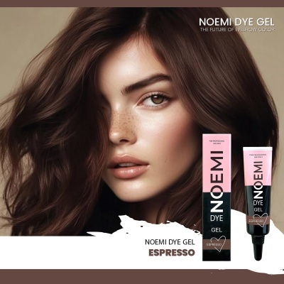 Mulher com cabelo castanho e sobrancelhas definidas ao lado de produtos Noemi Dye Gel cor Espresso