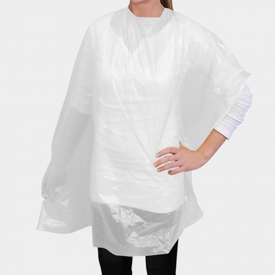 Capa impermeável branca translúcida em plástico fino sobre roupa casual