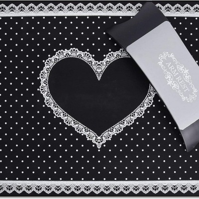Tapete preto com bolinhas brancas, borda e coração rendados brancos, com embalagem preta e branca com texto