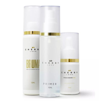 Produtos Cherry Lash com bruma, primer e finalizador em frascos brancos com detalhes dourados