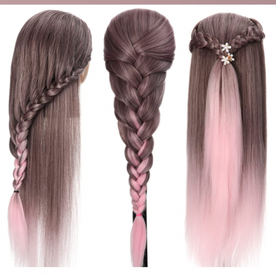 Três perucas com cabelo castanho acinzentado e pontas rosa com diferentes estilos de trança e acessórios florais