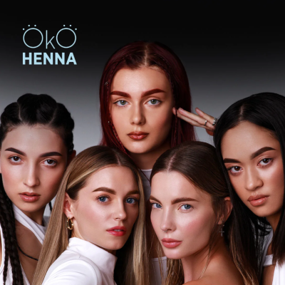 Cinco mulheres com sobrancelhas definidas e maquiagem natural contra fundo cinzento com texto ÖkÖ HENNA