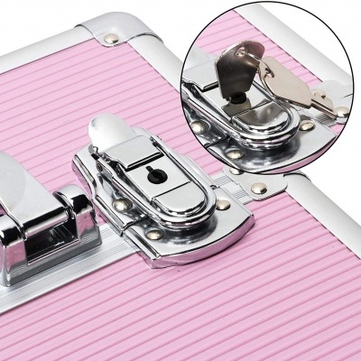 Mala rosa com fecho metálico e chave