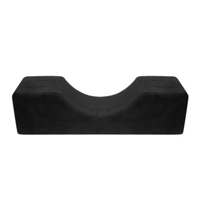 Almofada ortopédica preta em formato curvo sobre fundo branco