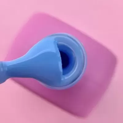 Vaso cerâmico azul claro visto de cima sobre fundo rosa