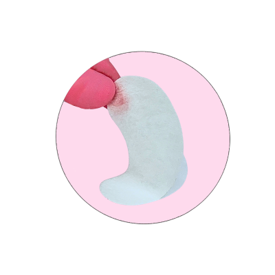 Bola branca e vermelha com etiqueta sobre fundo rosa