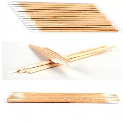 Varetas de madeira com pontas brancas sobre fundo branco