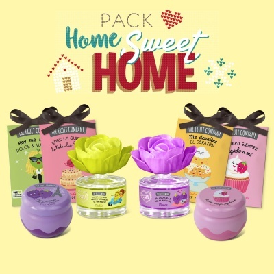 Conjunto de cremes em frascos coloridos com flores de papel e cartões decorativos ao fundo