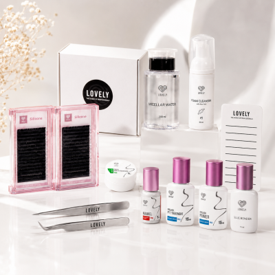 Produtos para extensão de pestanas da marca LOVELY com embalagens brancas e detalhes roxos e rosa em fundo claro