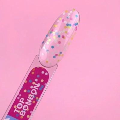 Amostra de verniz de unhas com brilhantes coloridos e etiqueta rosa sobre fundo rosa