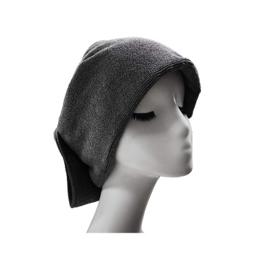 Touca cinzenta felpuda numa cabeça de manequim branca