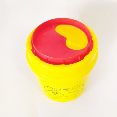Recipiente de plástico amarelo e vermelho para objetos perfurocortantes com símbolo de perigo biológico