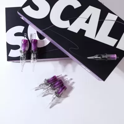 Agulhas de tatuagem com punho roxo sobre caixas pretas com letras brancas