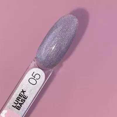 Verniz de unha cintilante cinza prateado LUREX BASE 05 em fundo rosa