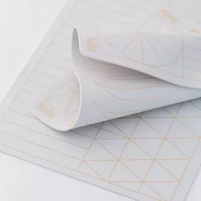 Capachos brancos com estampas geométricas douradas e texto POPU.