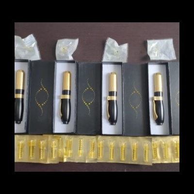 Aparelhos de maquilhagem dourados e pretos em caixas pretas com acessórios plásticos