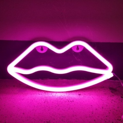 Neon decorativo em forma de lábios com luz rosa