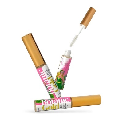Três tubos de rímel Botanic Gold com tampa dourada, um aberto com aplicador branco.