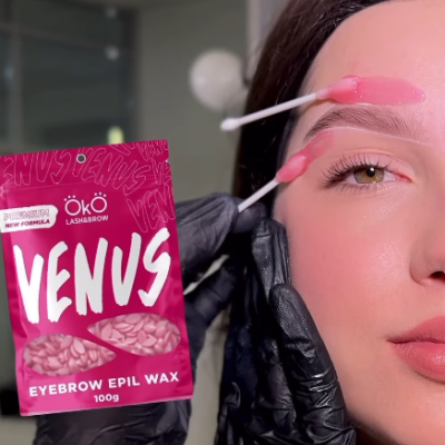 Pacote rosa de cera para sobrancelhas VENUS e aplicação numa sobrancelha