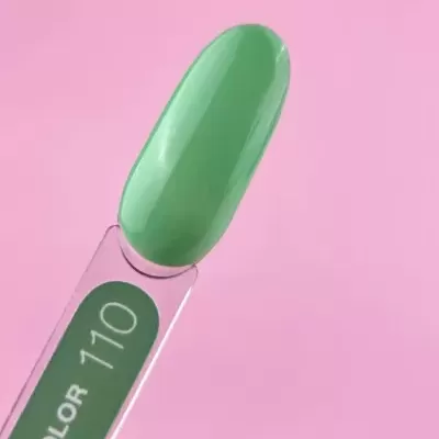 Amostra de verniz verde brilhante com identificação COLOR 110