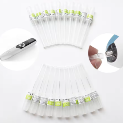 Seringas transparentes com etiquetas verdes e brancas, caneta branca com botão preto, dispositivo para inserção de seringa.