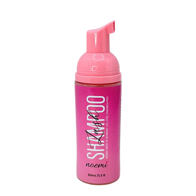 Frasco rosa com tampa de espuma e rótulo rosa com texto STAMPO Lash Noemi e indicações de conteúdo e origem.