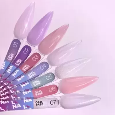 Amostras de verniz de unhas em várias cores e acabamento brilhante.