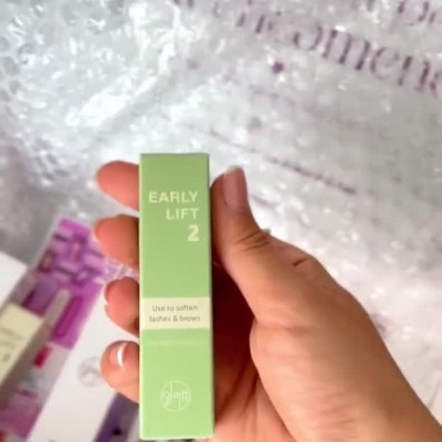 Produtos de beleza da Cacau Chic Shop em embalagem com acessórios.