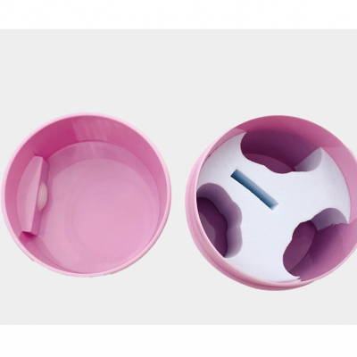 Recipiente rosa redondo com tampa e inserto branco com recortes