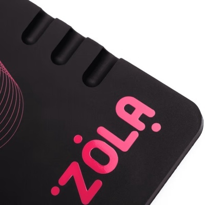 Objeto preto com texto ZOLA cor-de-rosa e padrões curvados cor-de-rosa