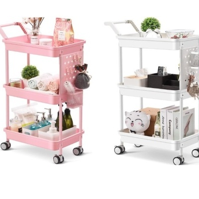 Carrinhos de armazenamento rosa e branco com três níveis, rodas e acessórios variados